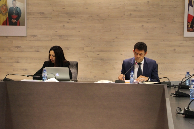 La cònsol menor, Eva Choy, i el cònsol major, Josep Àngel Mortés, durant la sessió de consell de comú.
